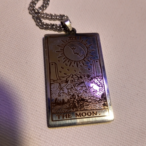 The moon tarot card necklace - Picture 8 of 8